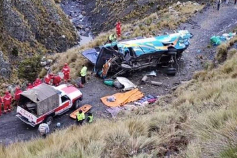  Mueren 4 personas en accidente de autobús en población rural de oeste de Bolivia