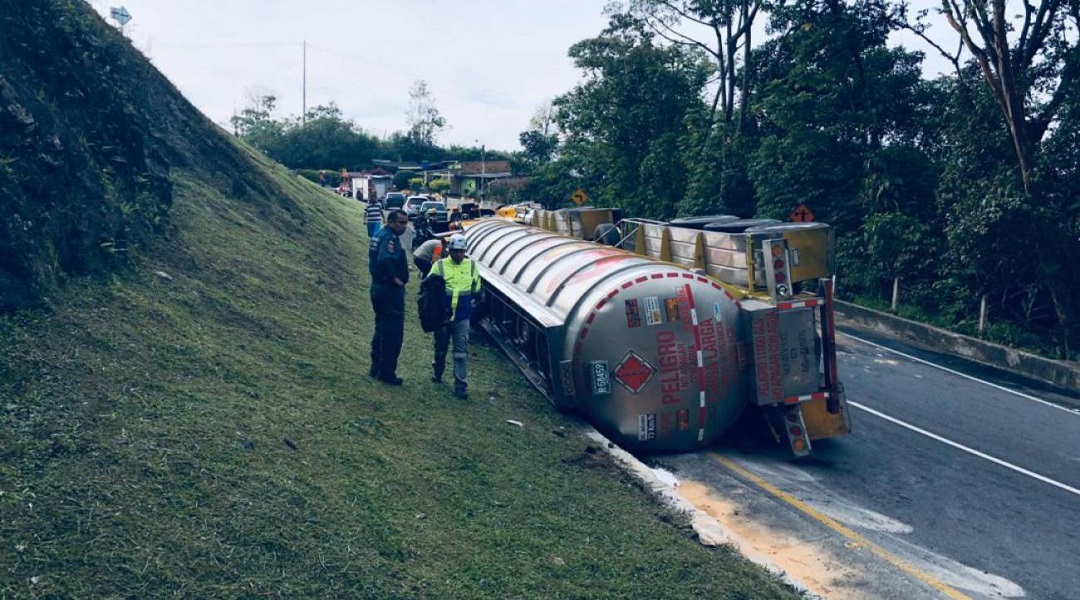  Por varias horas estuvo cerrada la vía a Bogotá por volcamiento de una tractomula cargada de Nafta