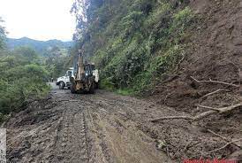  Con maquinaria de la Gobernación de Cundinamarca remueven derrumbes en la vía al Calvario y San Juanito