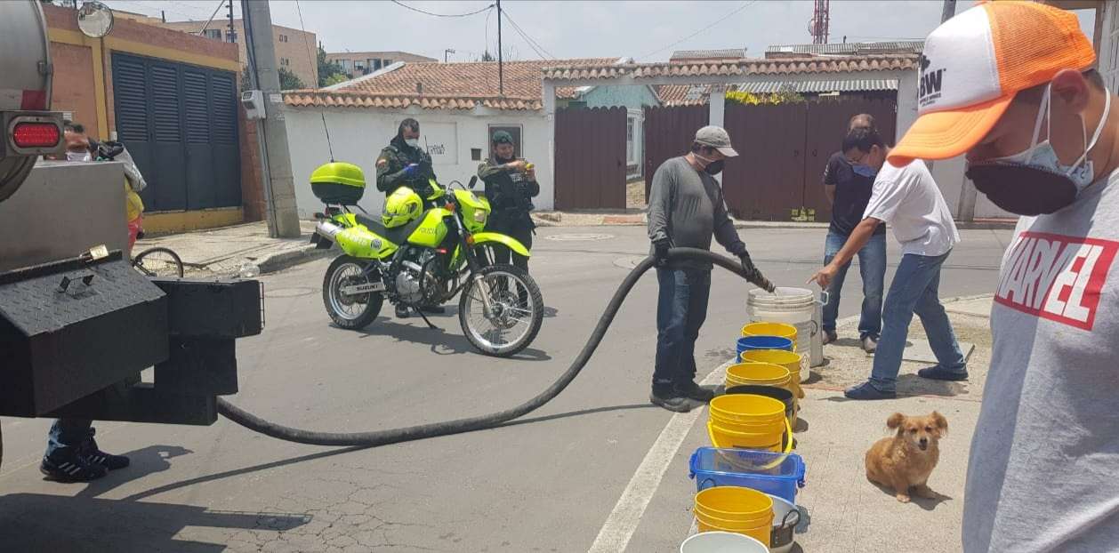  Con 14 carrotanques abastecen de agua a algunos sectores de la ciudad