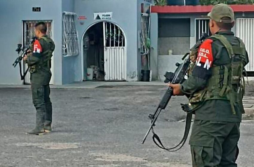  Hombres armados y desafiantes se pasearon por las calles de Santo Domingo, en Arauca