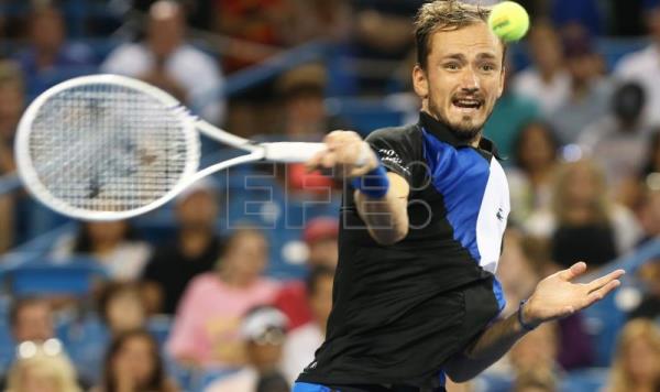 Tsitsipas se reivindica ante Medvedev y se mete en la final con Coric