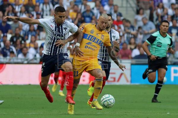  FÚTBOL MÉXICO – Monterrey empata con Tigres en el derbi regio y es el nuevo líder en México