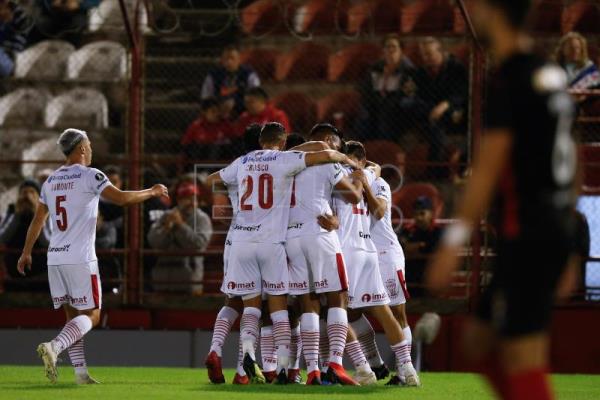  FÚTBOL ARGENTINA – Huracán derrota a Newell’s y se ilusiona con disputar el título