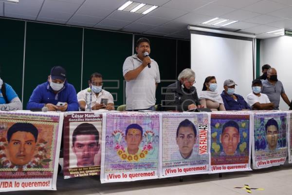  MÉXICO AYOTZINAPA – Padres de Ayotzinapa: No hay “pruebas técnicas” en informe de Comisión