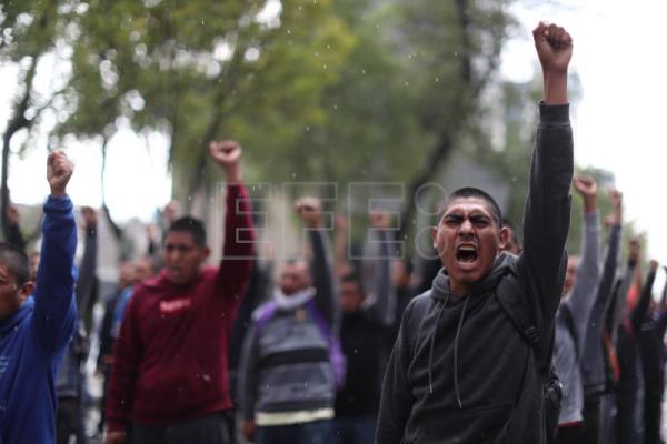 Padres de estudiantes de Ayotzinapa continuarán su búsqueda con vida