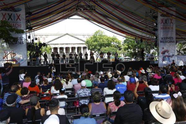 Encuentro de mariachis llena de música y color el oeste de México