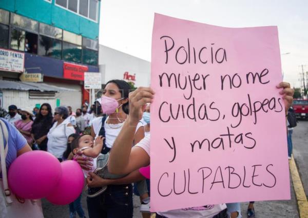 Familiares de joven muerta en celda policial en México piden justicia