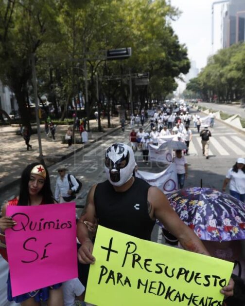 Familias de niños con cáncer marchan en México para exigir abasto de fármacos