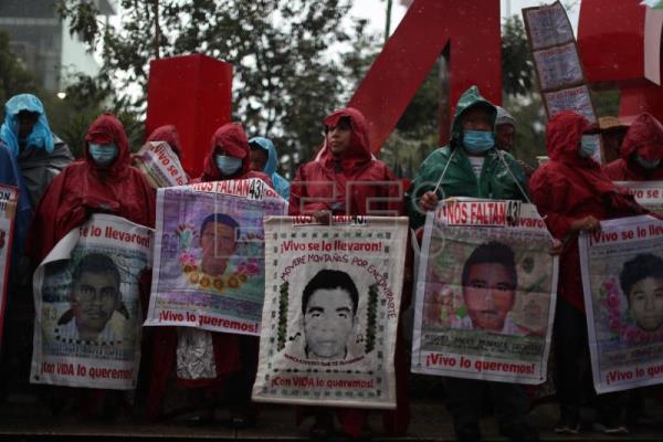  MÉXICO AYOTZINAPA – Padres de estudiantes de Ayotzinapa continuarán su búsqueda con vida