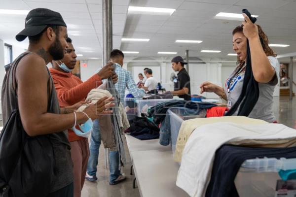 ONG de Nueva York intentan cubrir necesidades de inmigrantes ante la oleada