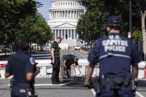Un hombre se suicida tras chocar su auto contra valla del Capitolio de EE.UU.
