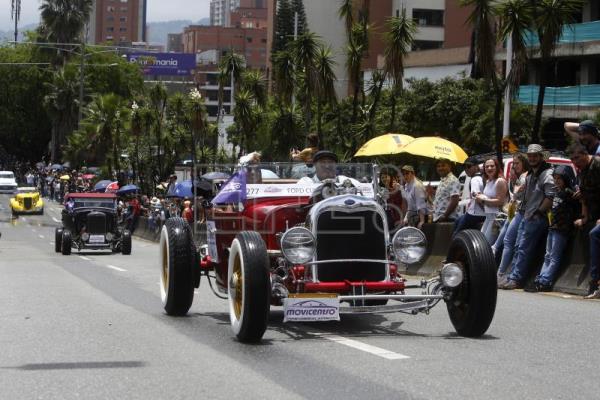 Autos antiguos ruedan por Medellín para contar la historia de la movilidad