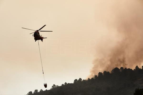 Unos 1.300 evacuados y 8.000 hectáreas quemadas en el noreste de España