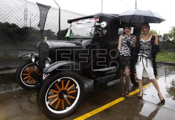  COLOMBIA CULTURA – Autos antiguos ruedan por Medellín para contar la historia de la movilidad