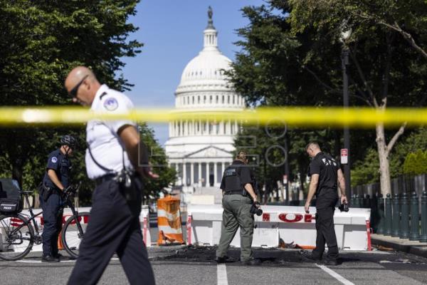 Un hombre se suicida tras chocar su auto contra valla del Capitolio de EE.UU.