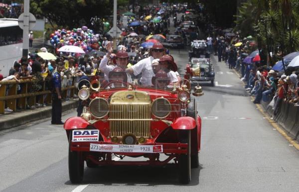 Autos antiguos ruedan por Medellín para contar la historia de la movilidad