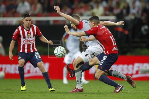 Los colombianos Quiñones y Vargas brillan en empate de Atlas con las Chivas