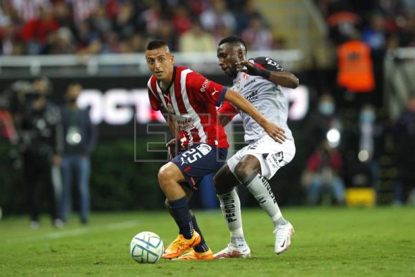  FÚTBOL MÉXICO – Los colombianos Quiñones y Vargas brillan en empate de Atlas con las Chivas