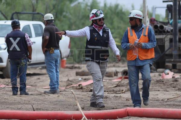 Familiares de mineros atrapados en México claman por ayuda del extranjero