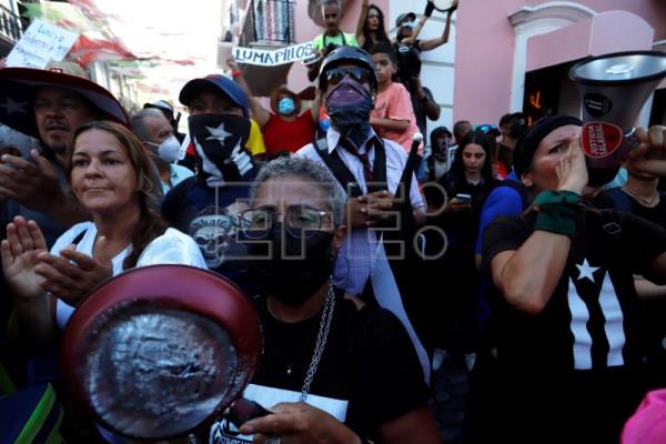 Cientos de personas protestan contra la empresa eléctrica de Puerto Rico