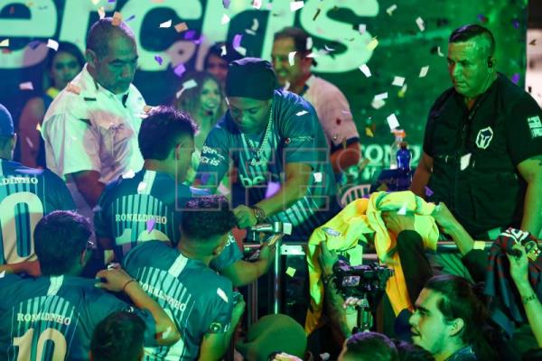 Ronaldinho alborota un centro comercial de Quito al asistir a un concurso de fútbol