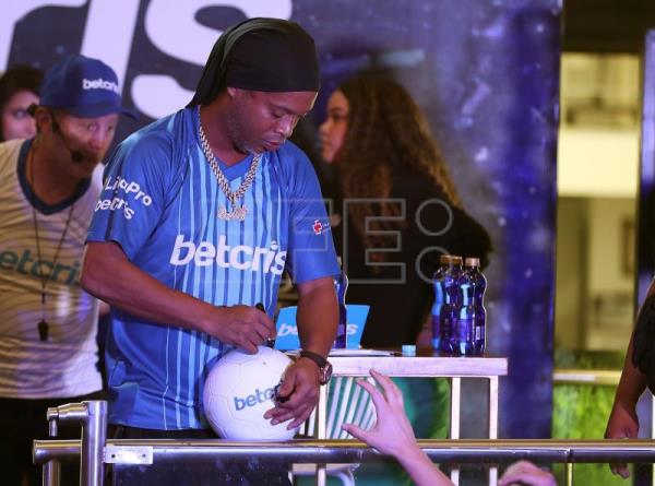 Ronaldinho alborota un centro comercial de Quito al asistir a un concurso de fútbol