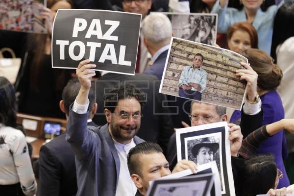 Petro afronta el difícil reto de conseguir la "paz total" para Colombia