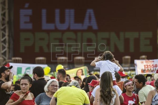 Lula baila con indígenas y les garantiza seguridad, si gana las elecciones