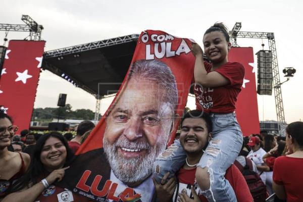 Lula baila con indígenas y les garantiza seguridad, si gana las elecciones