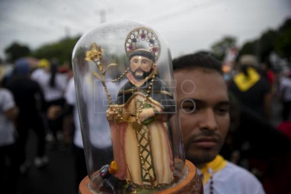 Cientos de devotos salen a la calles de Managua a celebrar a Santo Domingo