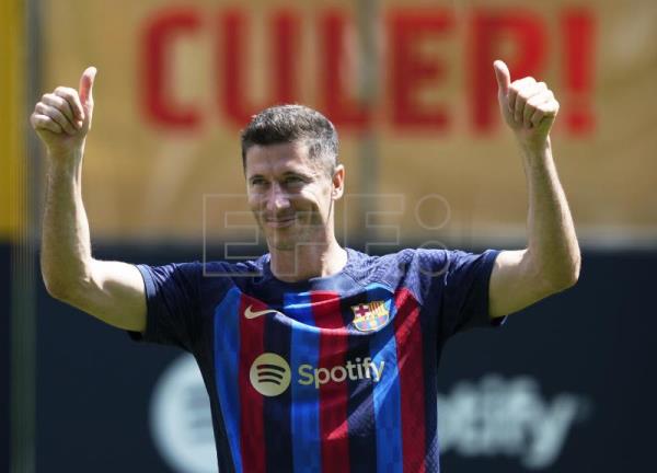  FÚTBOL BARCELONA – Robert Lewandowski vive su primer gran día en el Camp Nou