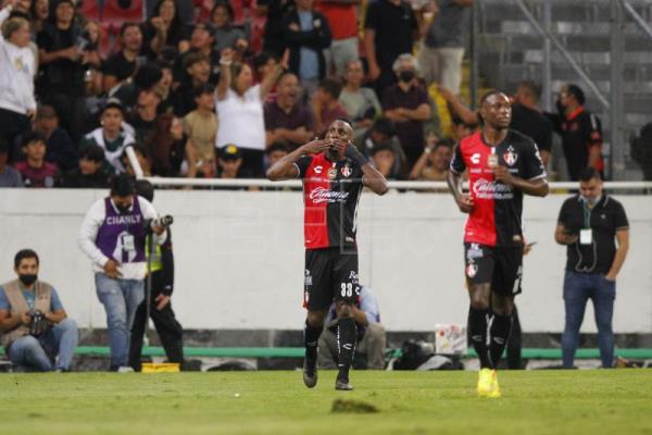  FÚTBOL MÉXICO – El colombiano Quiñones anota en el triunfo del campeón Atlas sobre Querétaro