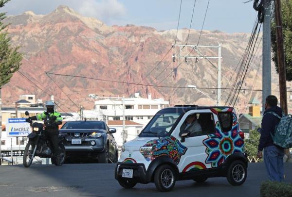Ebrard conduce un auto eléctrico boliviano y anuncia su producción en México