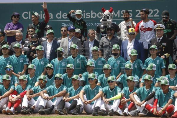 Símbolos del béisbol mexicano comparten con jóvenes su pasión por el juego