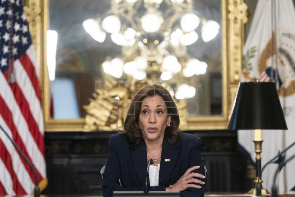 Kamala Harris estudia con legisladoras latinas cómo proteger el aborto