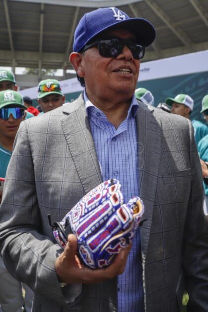 Símbolos del béisbol mexicano comparten con jóvenes su pasión por el juego