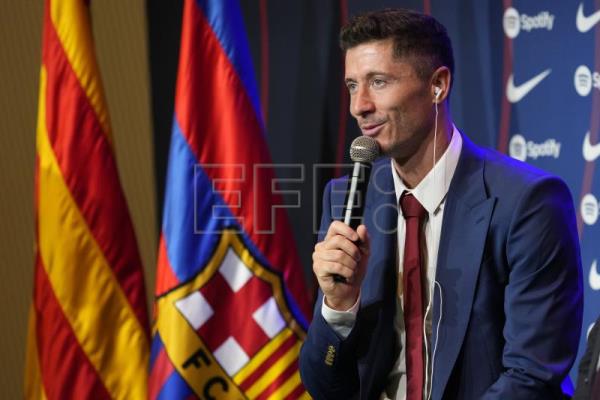 Robert Lewandowski vive su primer gran día en el Camp Nou