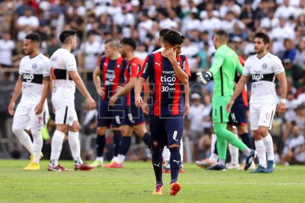 Olimpia se impone a Cerro Porteño en un caldeado superclásico del fútbol en Paraguay