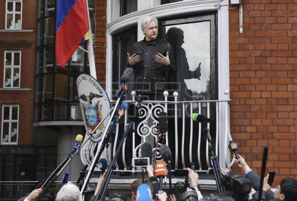 JULIAN ASSANGE – Denuncian a la CIA por espiar a periodistas y abogados durante sus visitas a Assange