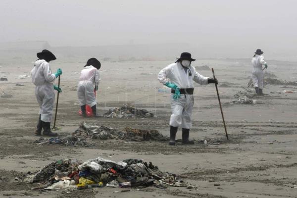  PERÚ DERRAME – Perú denuncia que 25 playas siguen afectadas por el derrame de crudo de Repsol