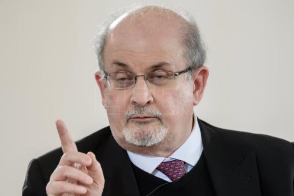  SALMAN RUSHDIE – El Gobierno iraní culpa a Rushdie del ataque y rechaza lazos con el atacante