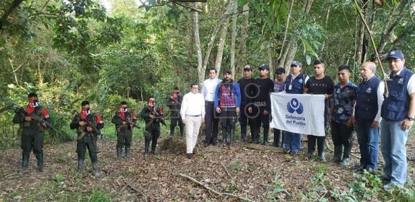 El ELN deja en libertad a cinco soldados y un policía que secuestró en Colombia