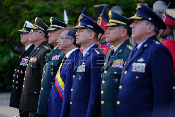 Las Fuerzas Militares rinden honores al presidente Gustavo Petro