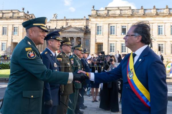  COLOMBIA INVESTIDURA – Las Fuerzas Militares rinden honores al presidente Gustavo Petro
