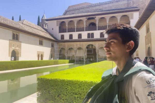  VUELTA MUNDO – Un indígena wayú colombiano en el mayor monumento de época árabe en España