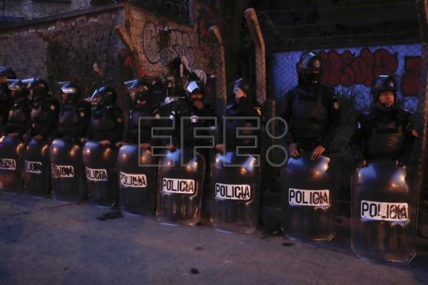  FÚTBOL LIGA CONCACAF – Hinchas hondureños se enfrentan con la policía de Guatemala previo al partido
