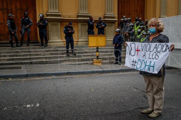Empleados públicos venezolanos mantienen protestas contra la desmejora salarial