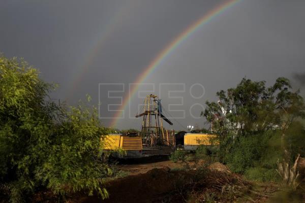 Autoridades aceleran extracción de agua en mina mexicana para iniciar rescate