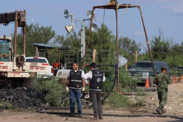 Rescatistas retiran objetos que obstruyen entrada a mina colapsada en México